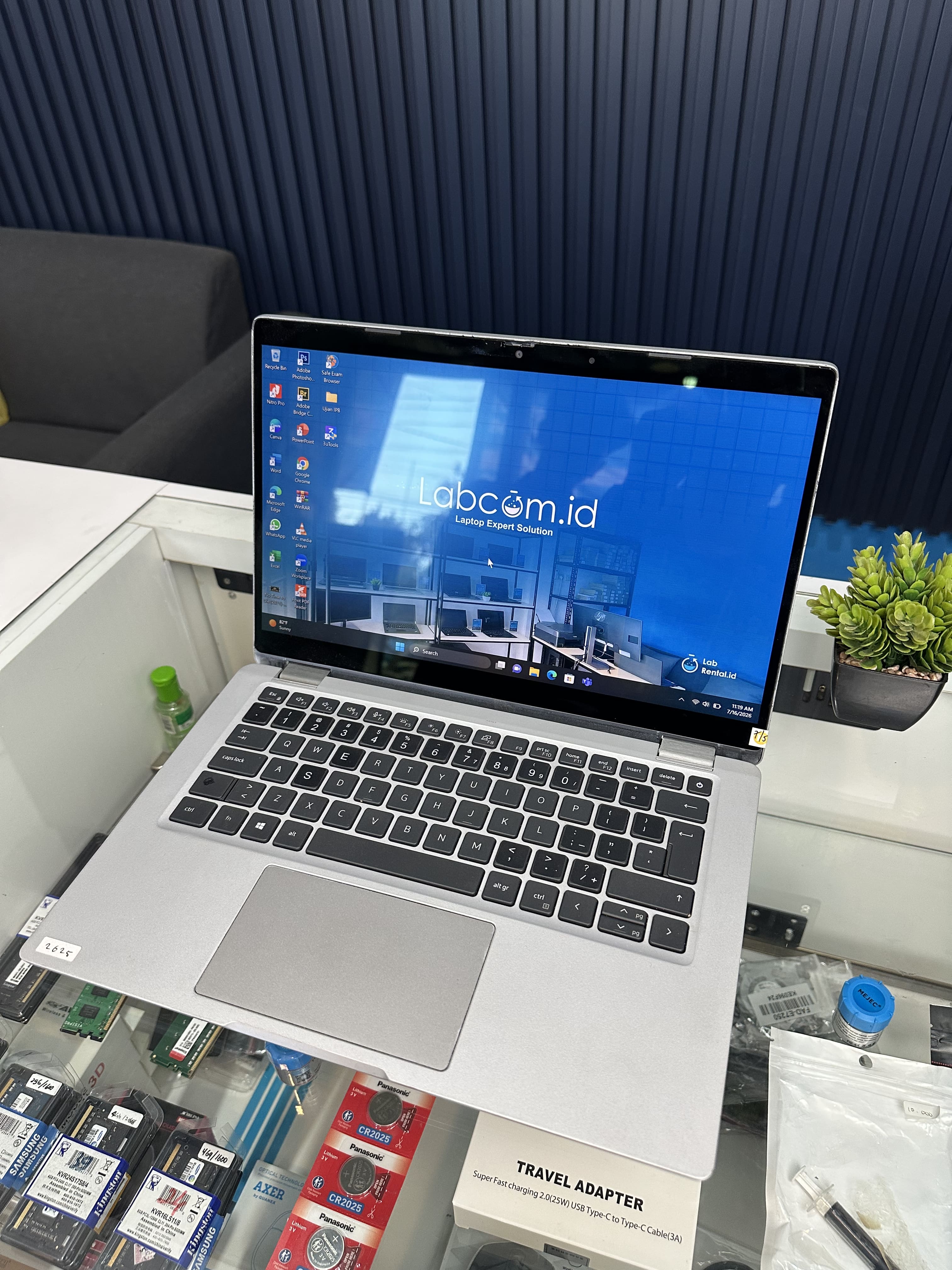 Dell Latitude 5320 Prosesor Intel Core i5-1145G7 up to 4.4 GHz RAM 8 GB DDR4 up to 32 GB (2 Slot) 3200 MHz SSD 256 GB NVMe VGA Intel Iris Xe Graphics 13.3" FHD Win 11